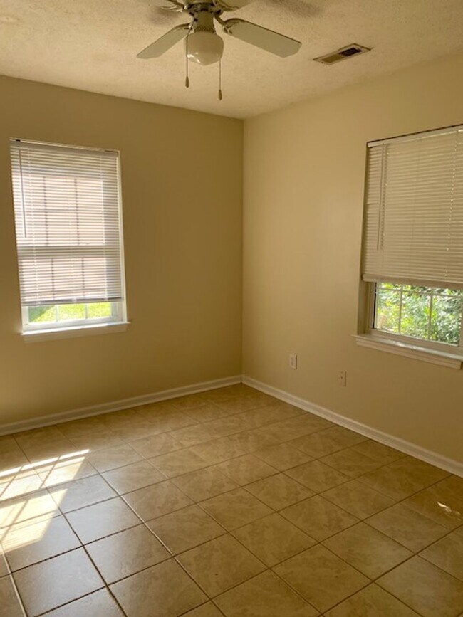 Building Photo - Home in Hillsdale