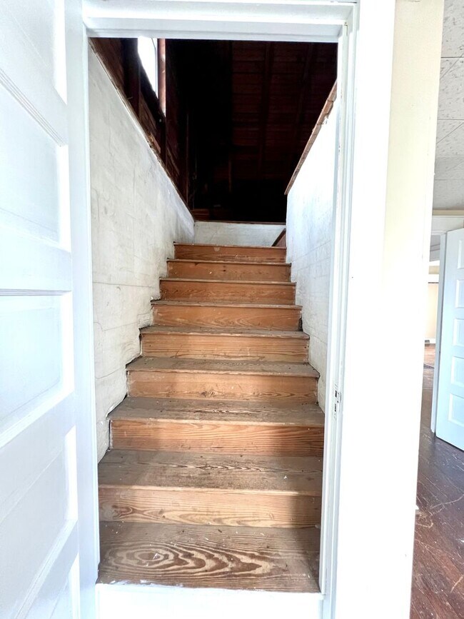 Building Photo - Spacious 3BR Home with Large Yard, Private Driveway & Storage