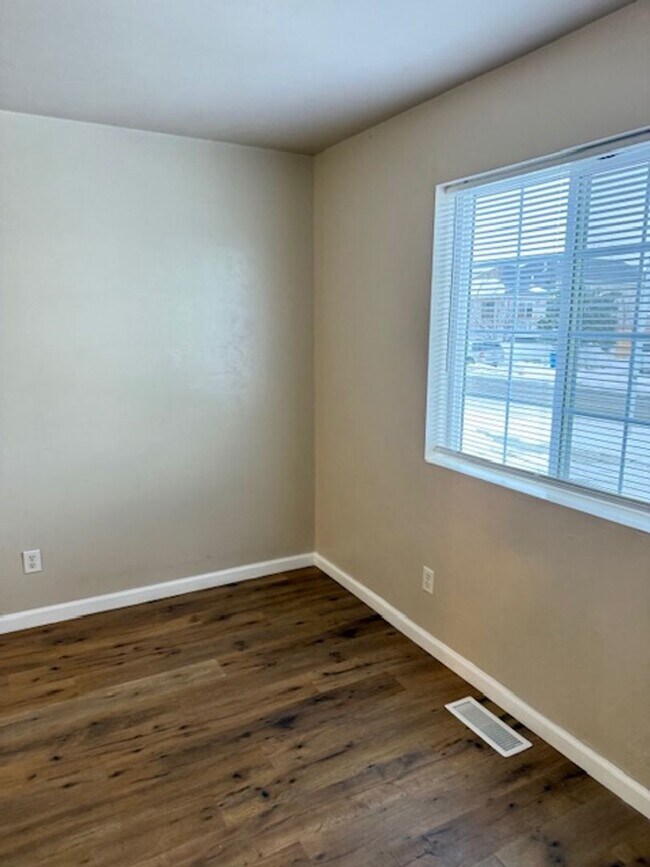 Building Photo - 3 Bedroom, 2 Bathroom 4-Plex