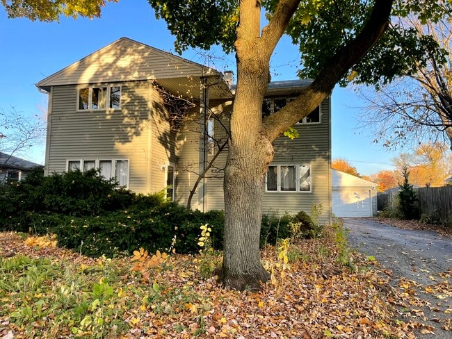 Building Photo - 2110 Swan Ln