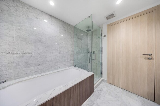 Building Photo - 1000 Brickell Plaza