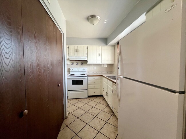 Building Photo - 2567 Rainbow Dr