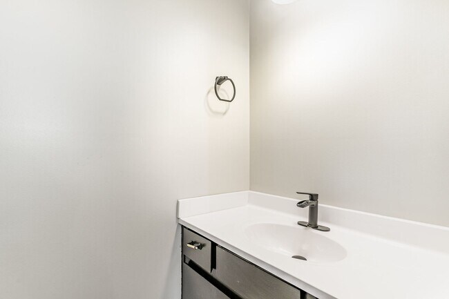 Building Photo - Beautifully maintained and move-in ready 3BR/2.5BA