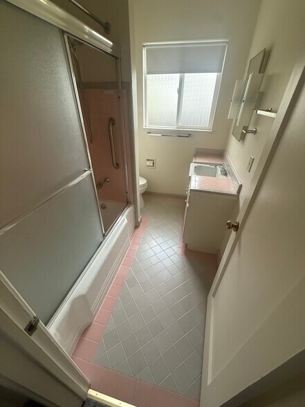 Building Photo - 2013 56th St