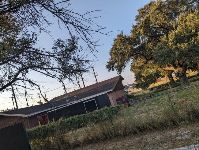 Building Photo - 1439 N Alamo Rd