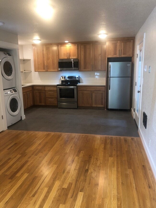 Building Photo - 16th TownHouse Hardwood Patio Park Pets Bike Bus