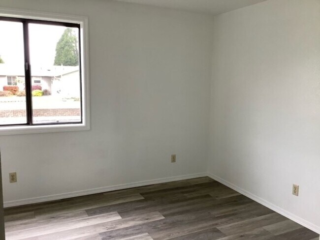Building Photo - 2109
