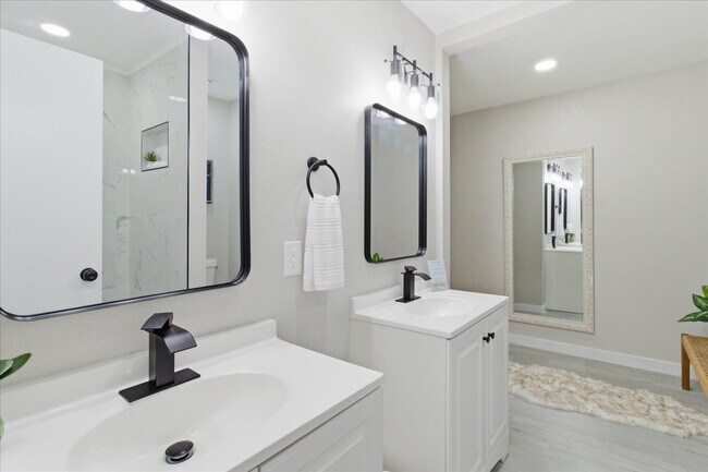 Building Photo - "Spacious 3-Bed, 2-Bath Gem with 2,155 Sq. Ft. on University Drive in Arlington, TX!"