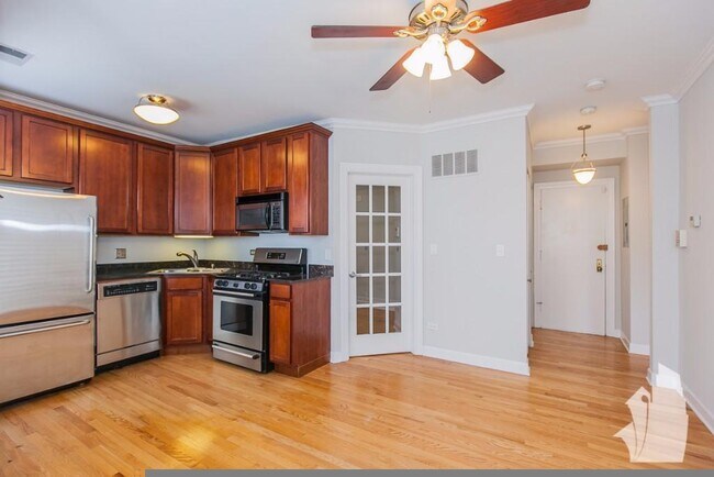 Building Photo - 624 W Roscoe St