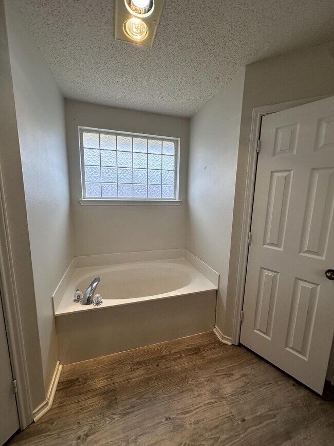 Building Photo - Charming North Lubbock Home with Spacious ...
