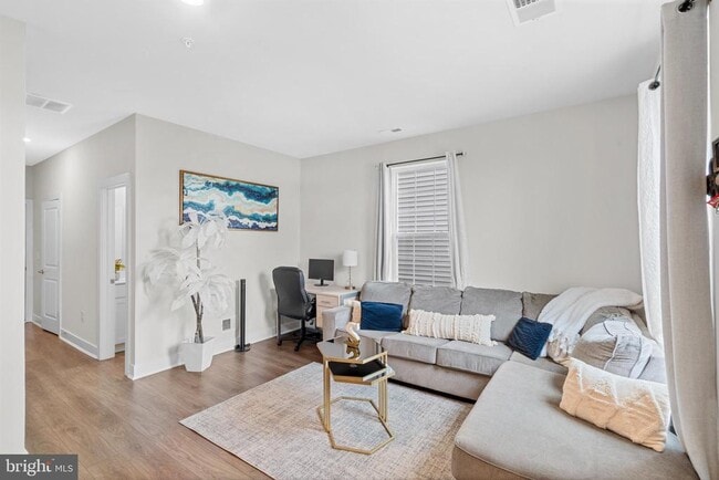 Building Photo - 204B Dock St