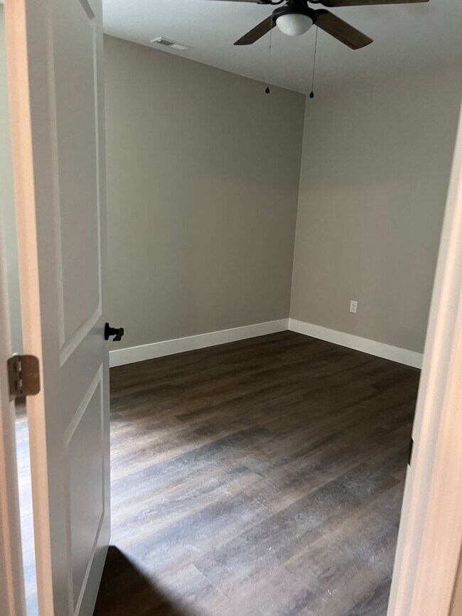 Building Photo - 2 Bedroom/2 Bath Newly Renovated Apartment for Lease
