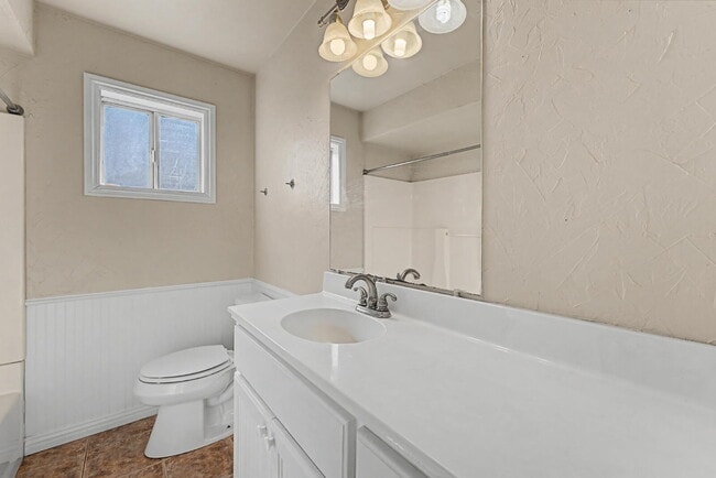 Building Photo - 910 S 28th St