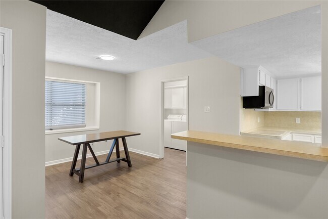 Building Photo - 731 Rustyleaf Ln