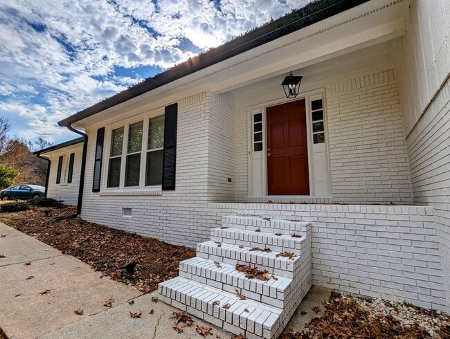Building Photo - DUPLEX-Upstairs Unit | 3 Bedroom 2 Bathroo...