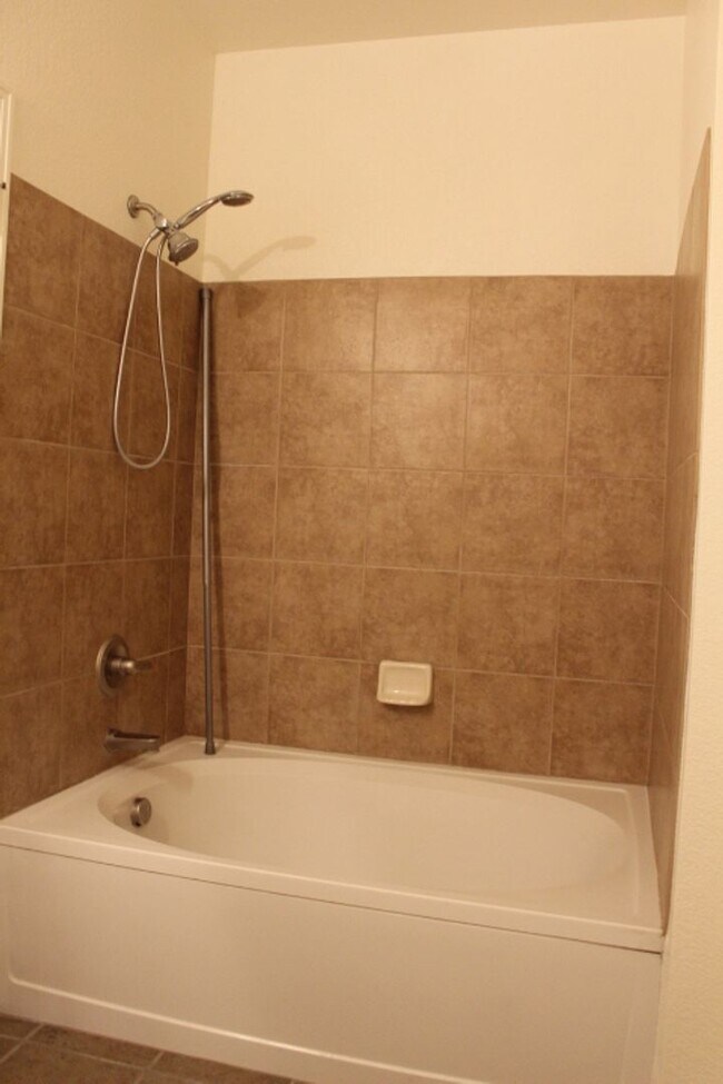 Building Photo - Beautiful 3 BR/3 1/2 BA Townhouse in Stonegate!!
