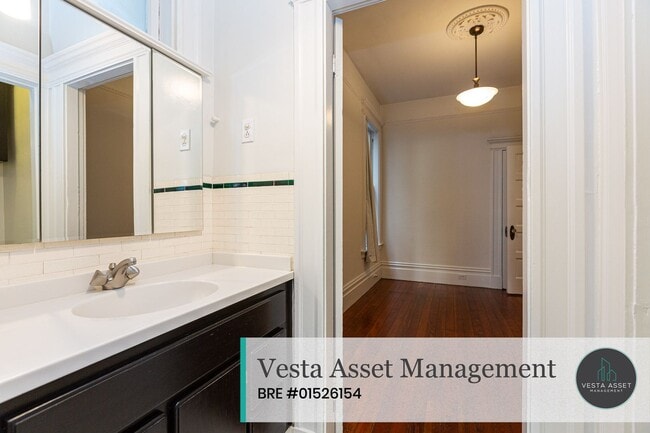 Building Photo - A Jaw-Dropping Light-Filled Three-Bedroom Home in the Heart of the City