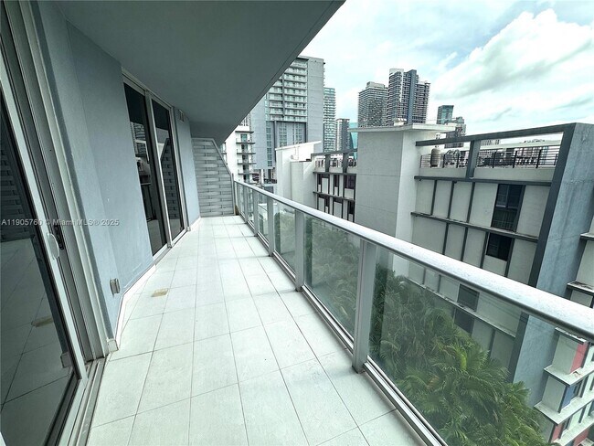 Building Photo - 1010 SW 2nd Ave