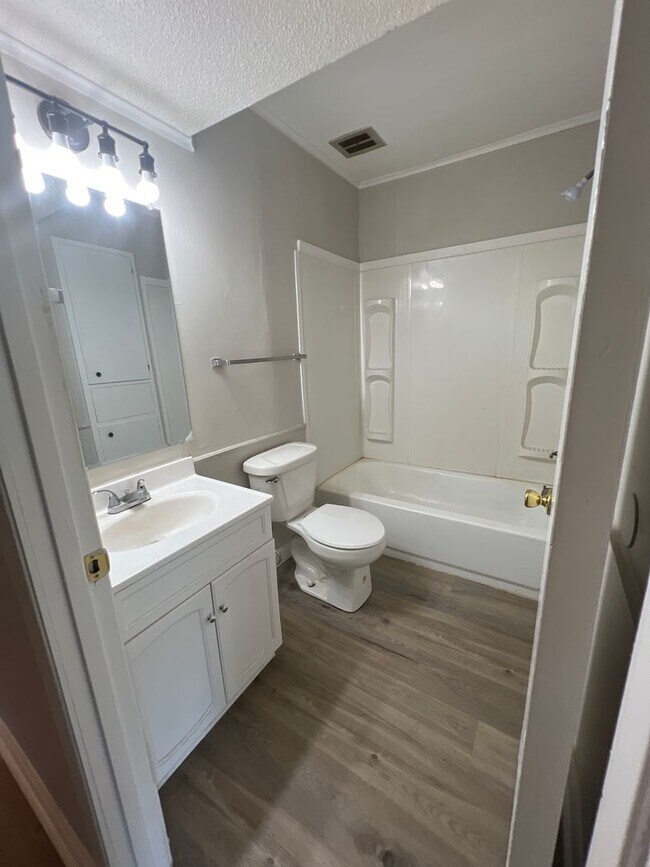 Building Photo - Newly Renovated 2B\1B Apartment Available in Lake Charles