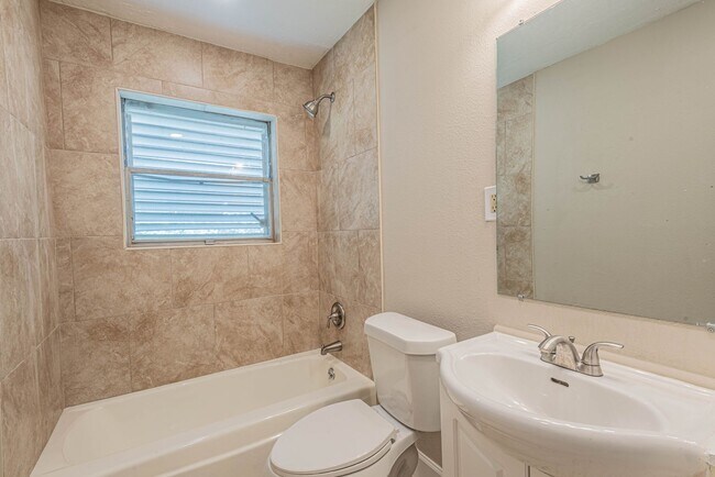 Building Photo - 128 N Washington St