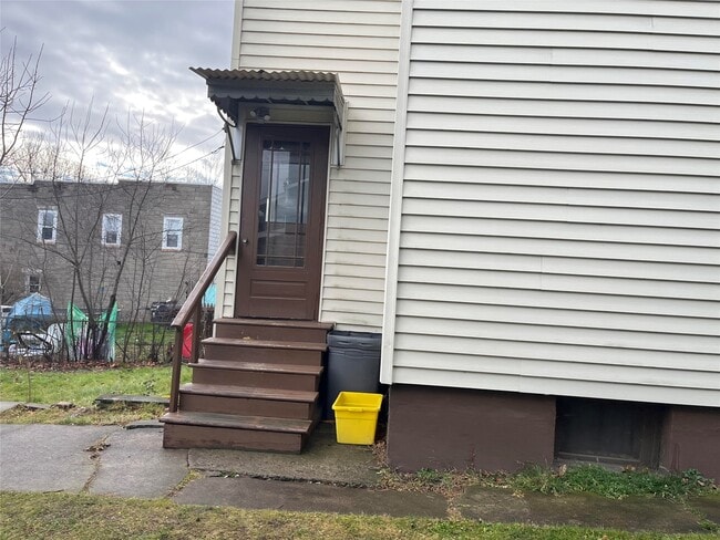 Building Photo - 124 Squires Ave