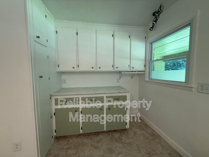 Building Photo - 727 Locust Ln