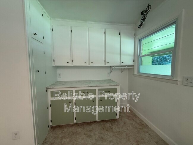 Building Photo - 727 Locust Ln