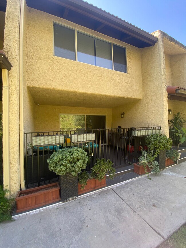 Building Photo - 9419 Via Patricia