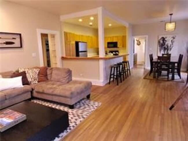 Building Photo - Available: Updated, spacious Tarrytown 4 bed / 4 bath, furnished or unfurnished