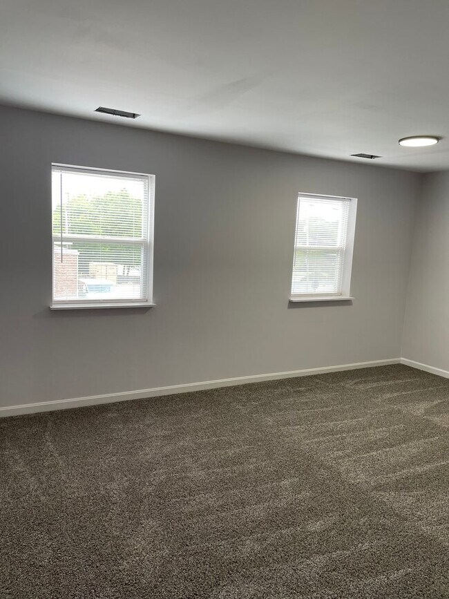 Building Photo - 380 Main Cross St