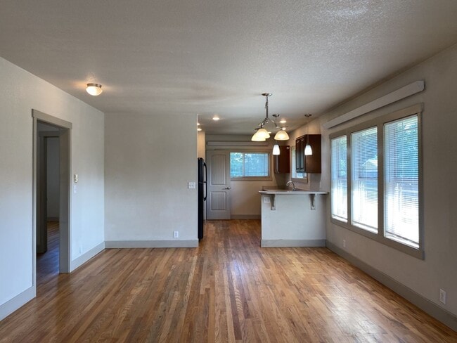 Building Photo - STUDENTS WELCOME! Charming 3 Bed 2 Bath Single Family Home in Old Town