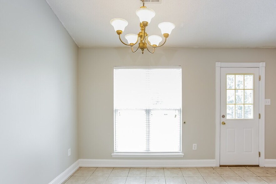 Building Photo - 10125 Oak Run Dr S