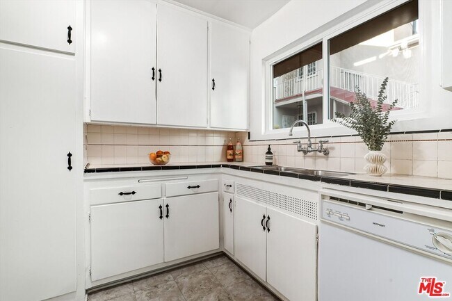 Building Photo - 1319 S Mansfield Ave