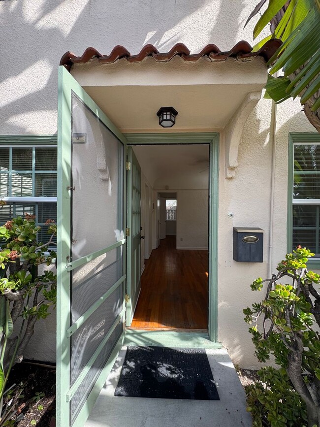 Building Photo - Charming 1-Bedroom Garden Cottage w/Garage...