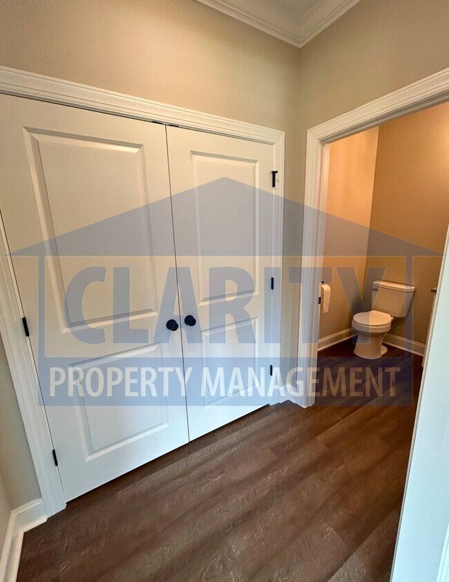 Building Photo - Spacious 4-bedroom home in prime Cleveland...