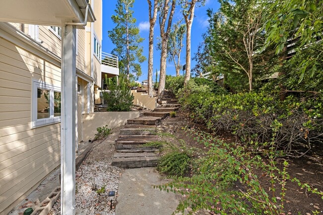 Building Photo - 23481 Via Alondra