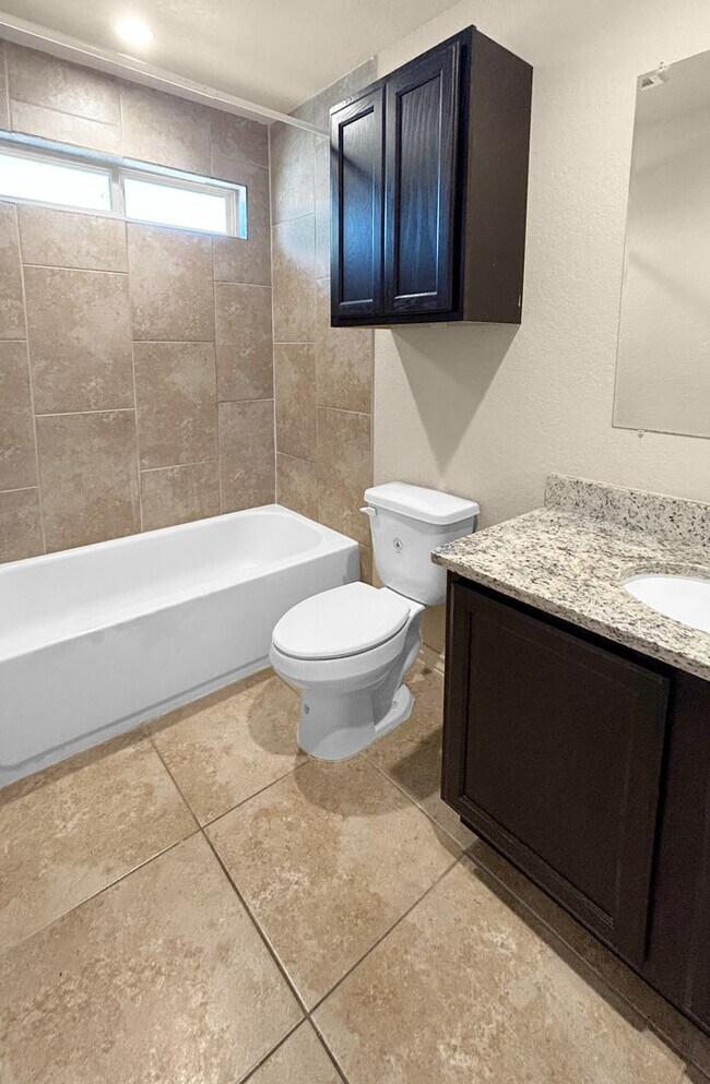 Building Photo - Low-Maintenance 3-Bedroom Townhome with Modern Layout + Easy Commute Access