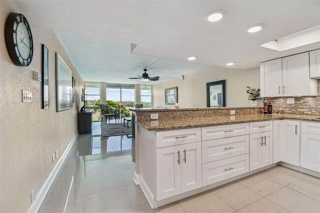 Building Photo - 7400 Sun Island Dr S
