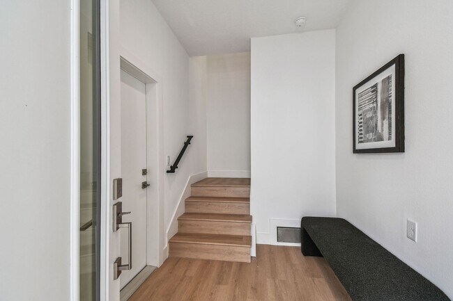 Building Photo - A charming coastal townhouse, just minutes from downtown St. Pete!