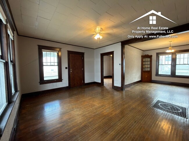 Building Photo - 302 W 6th St