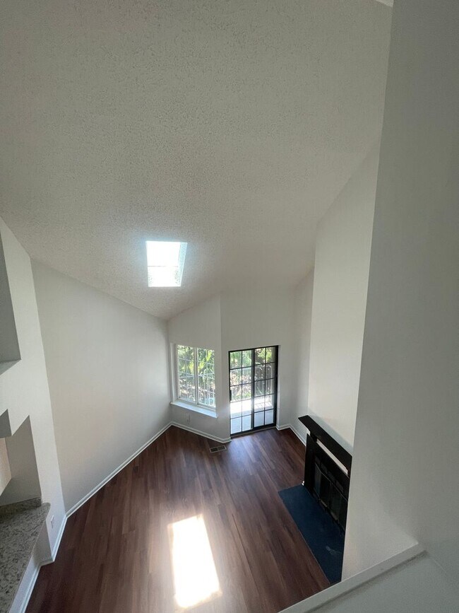 Building Photo - TOP FLOOR CONDO WITH ONE BEDROOM, DEN WITH...