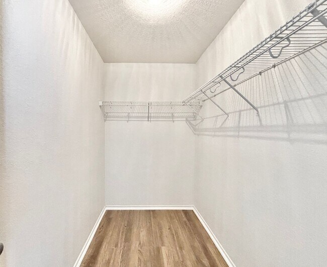 Building Photo - Spacious 4 bed 2.5 bath two-story home!