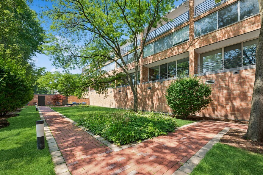 Building Photo - 630 Vernon Ave