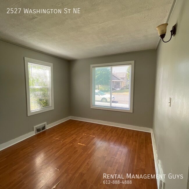 Building Photo - 4 Bedroom Home! Updated Kitchen and Office!