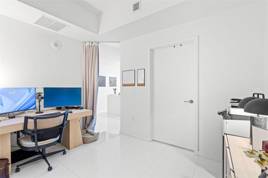 Building Photo - 851 NE 1st Ave