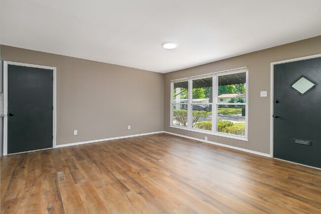 Building Photo - Charming & Modern 3 Bed / 1 Bath Home in F...