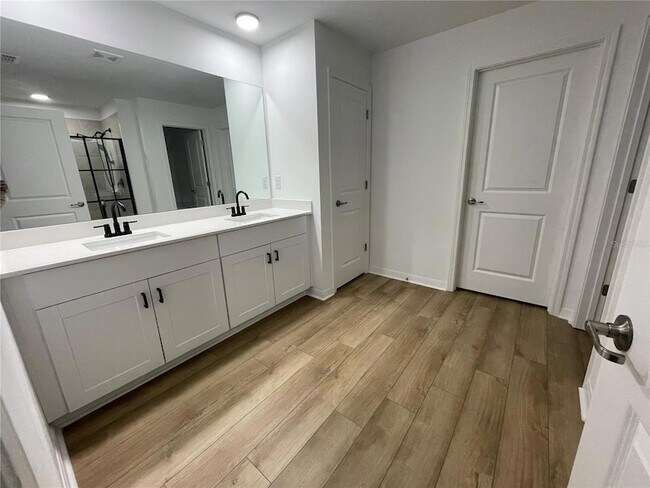 Building Photo - 112 Oakwood Ct