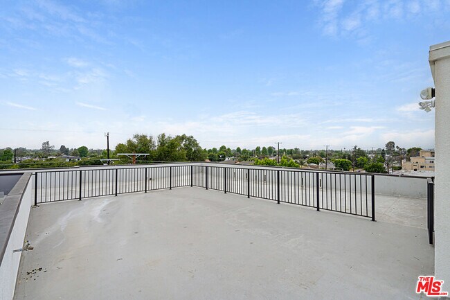 Building Photo - 6144 Whitsett Ave