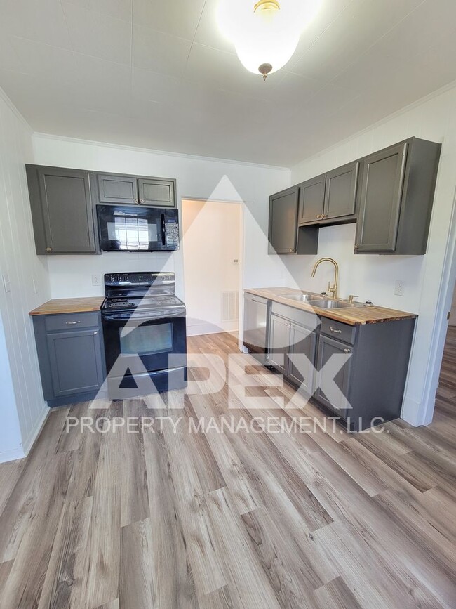 Building Photo - Charming 3Bd/2 Ba Renovated Craftsman Styl...