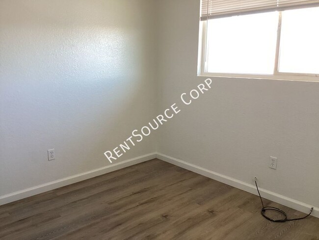 Building Photo - 2 Bedroom Condo for Rent in Barstow